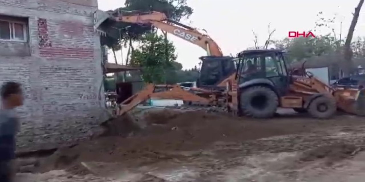 Temel kazısı sırasında 4 katlı bina çöktü