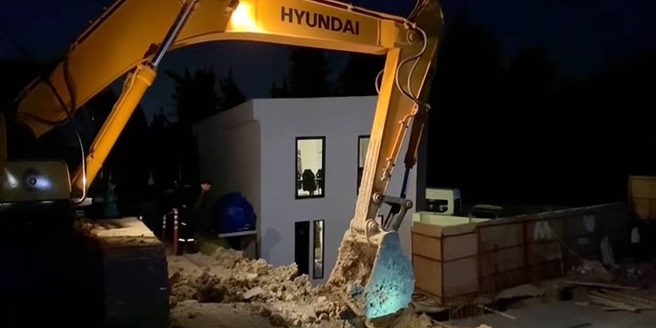 İnşaat çalışması sırasında yol çöktü: Sokak trafiğe kapatıldı