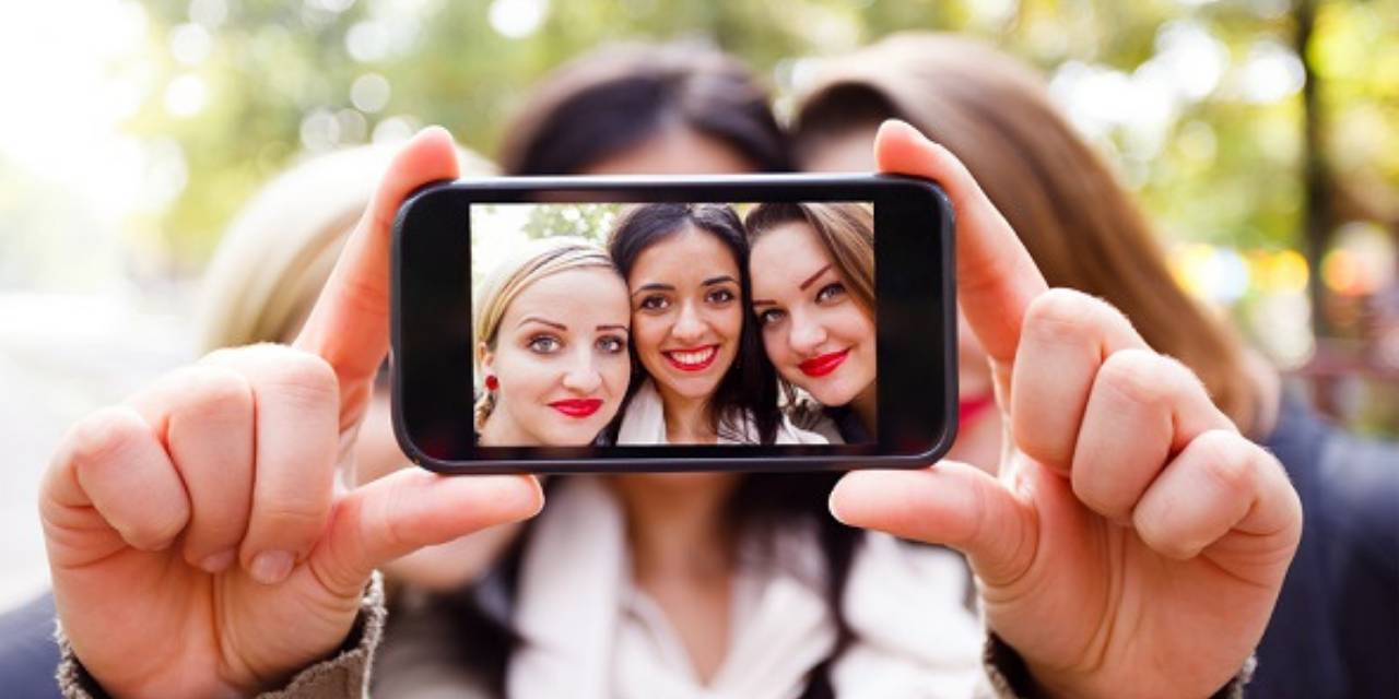 Arkadaşıyla fotoğraf paylaştı, başına gelmeyen kalmadı