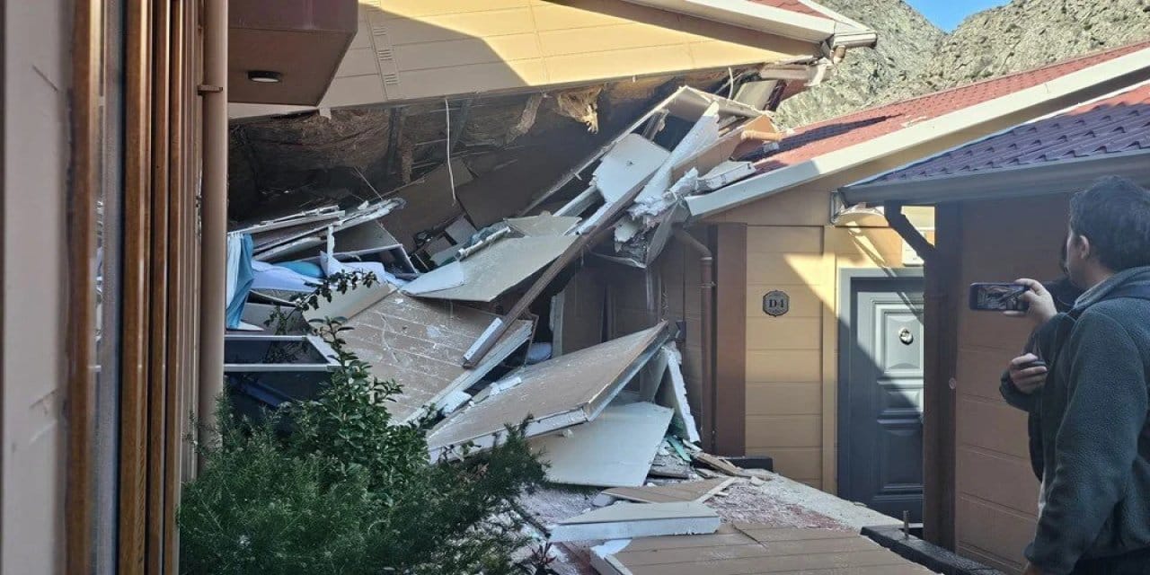 Artvin’de toprak kaydı: otel duvarı çöktü