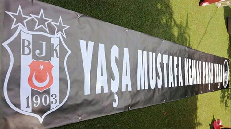 "Yaşa Mustafa Kemal Paşa yaşa" pankartının stada alınmamasına CHP milletvekilleri tepki gösterdi