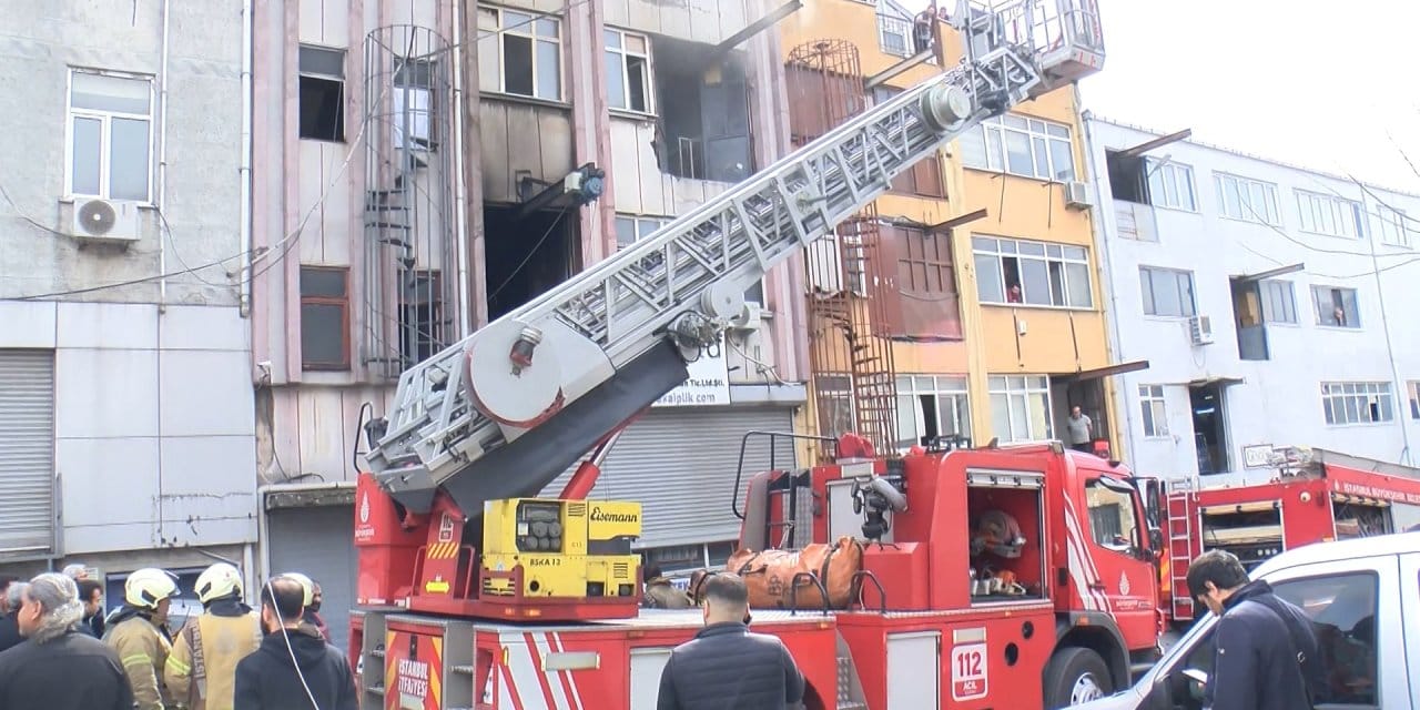 Çorap imalathanesinde yangın: 2 işçi kurtarıldı