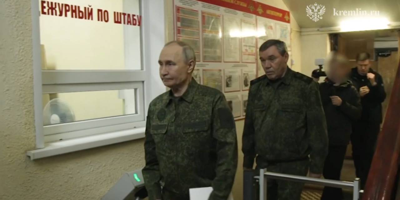 Askeri üniforma giyen Rus lider Putin cepheye gitti