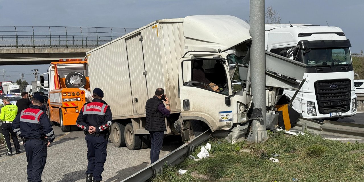 Kamyonet yön tabelasına ok gibi saplandı