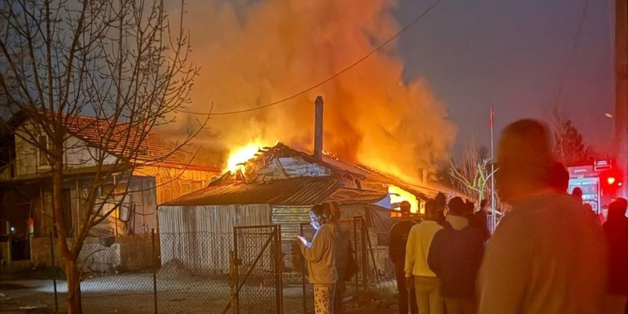 Komşularını öldüren baba ile oğlun evinde yangın