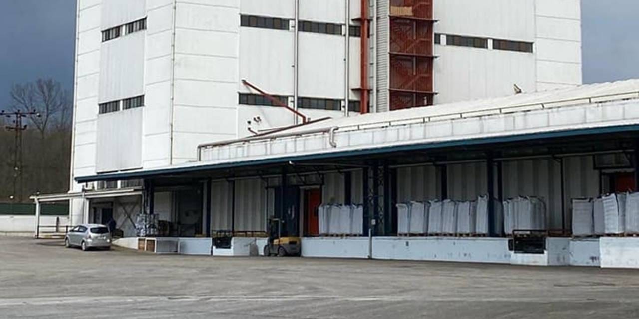 Fabrika çatısından düşen işçi hayatını kaybetti