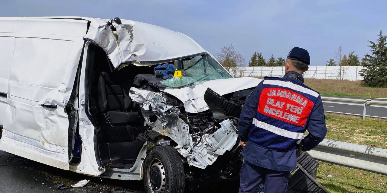 Tankerle çarpışan minibüs hurdaya döndü! Can kaybı ve yaralı var