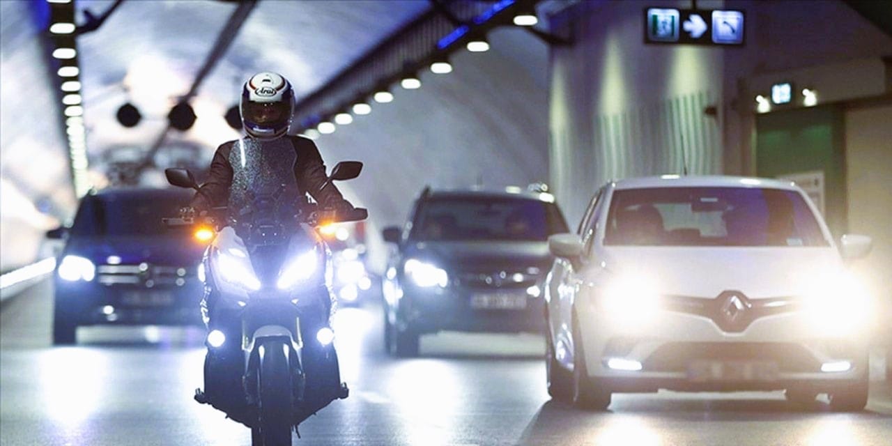 Yüzüstü uzanan motosiklet sürücülerine 81 bin TL ceza