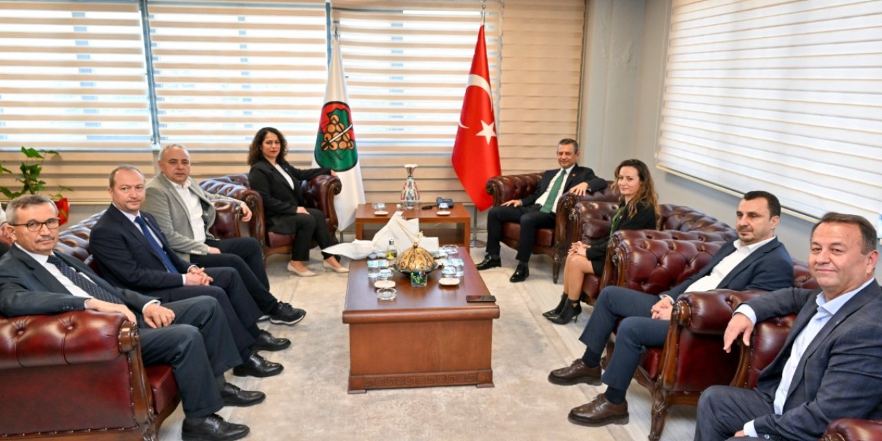 Özgür Özel Manisa Barosunu ziyaret etti