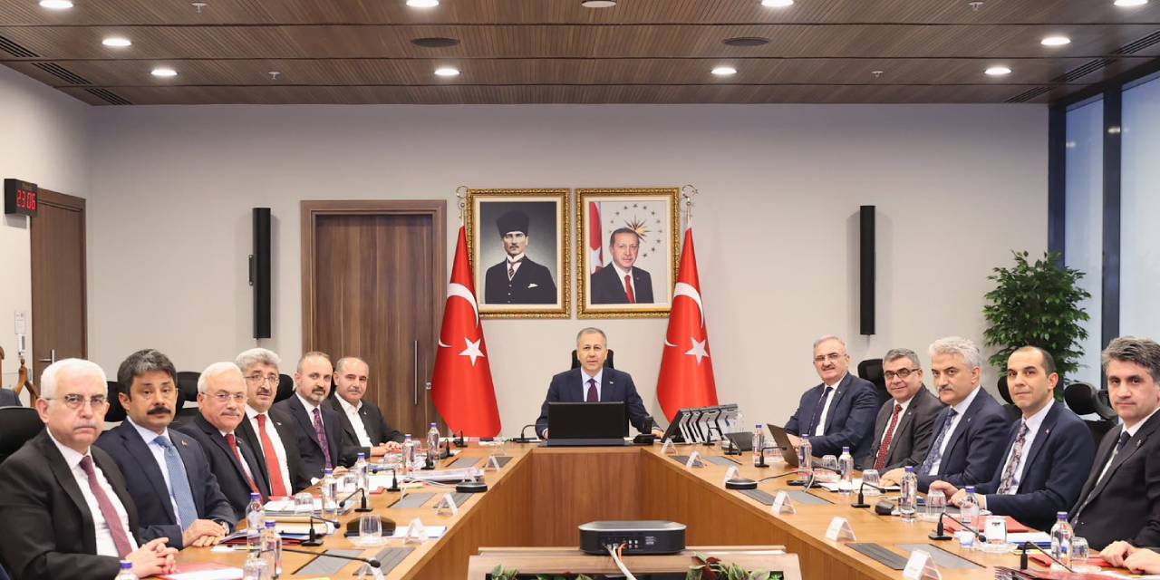 Ali Yerlikaya 51 vali ile sokak hayvanları hakkında toplantı yaptı