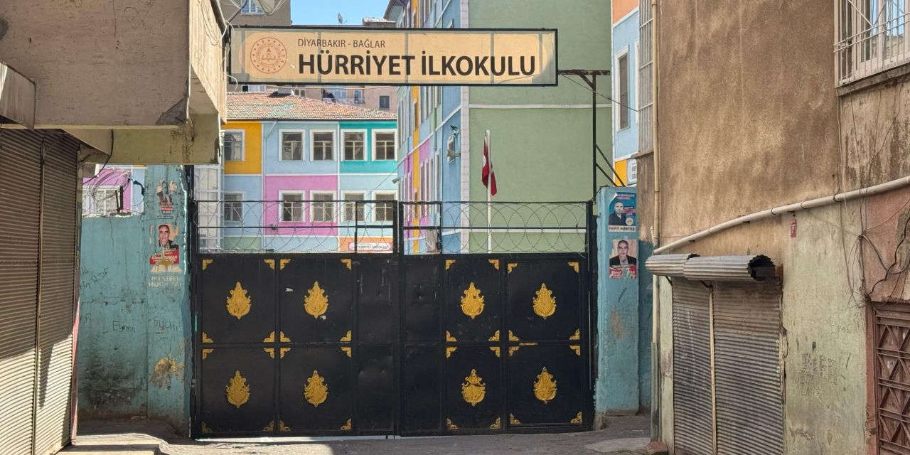 Kadın öğretmen okul çıkışında sırtından bıçaklandı