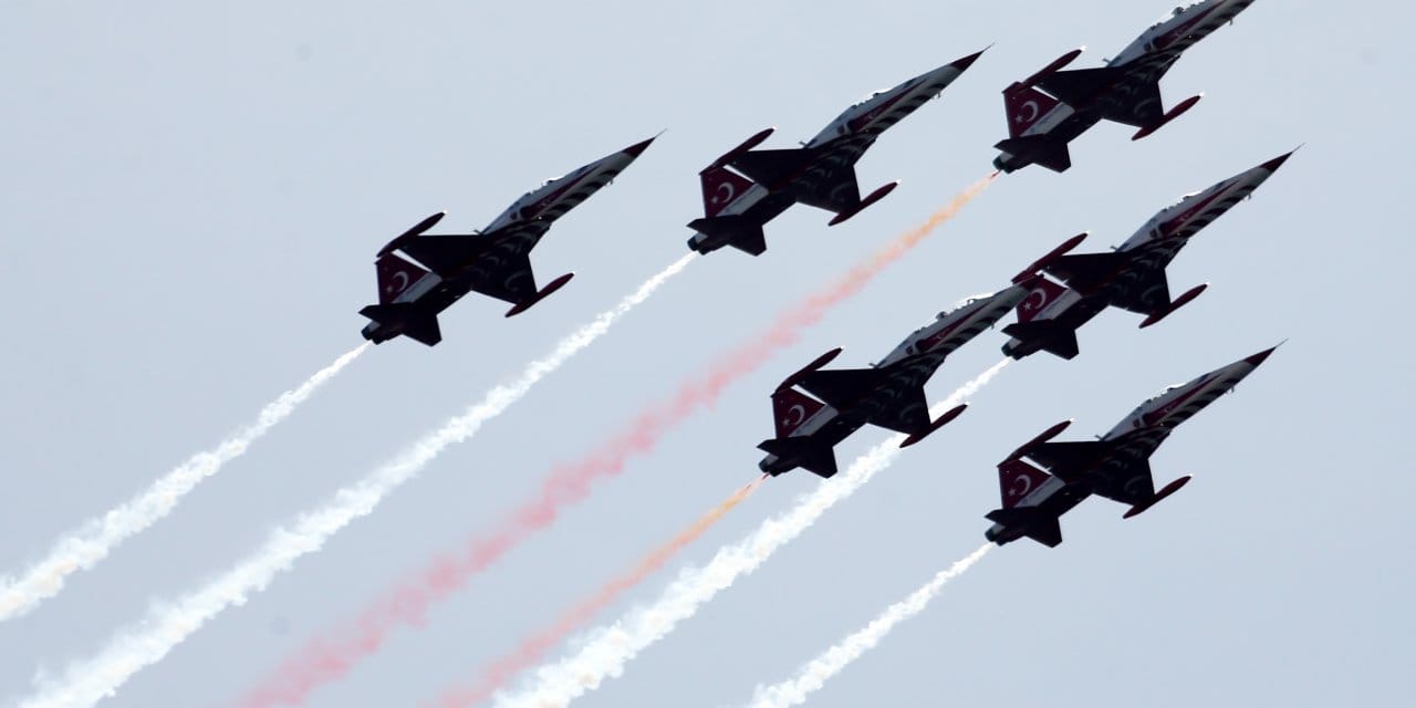 Türk Yıldızları, Çanakkale'de selamlama uçuşu yaptı