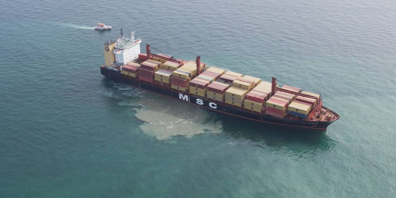 Bakırköy'de karaya oturan kargo gemisi kurtarıldı