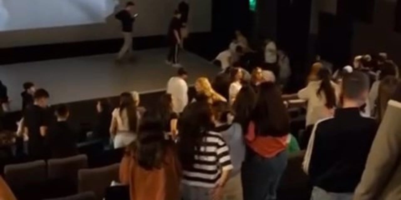 Rapçi Çakal’ın etkinliğinde gergin anlar: Hayranlar arasında tekmeli kavga