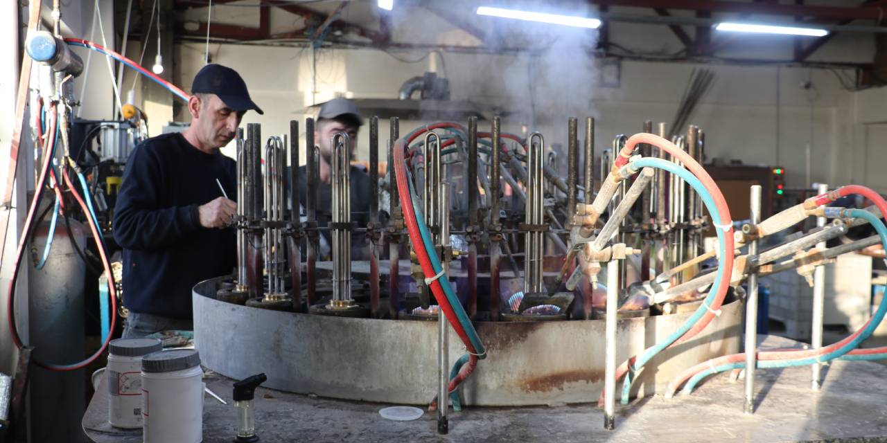 Kastamonu'daki düğün salonunu fabrikaya dönüştürdü: Türkiye'nin bütün illerine gönderiyoruz