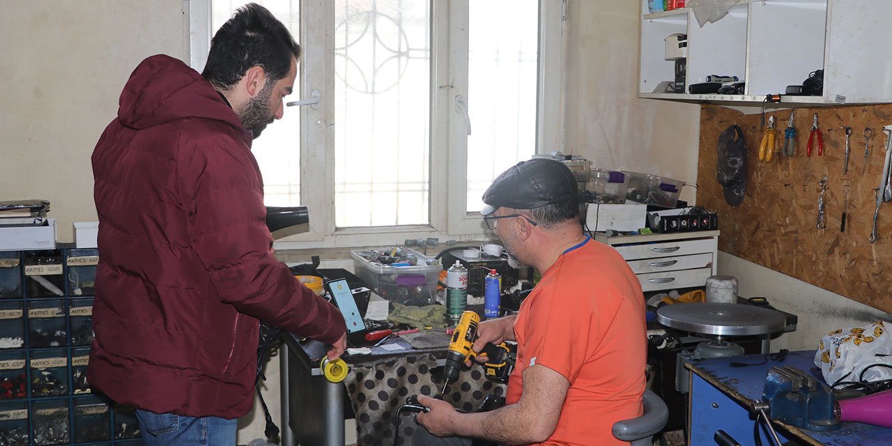 35 yıldır 9 metrekarelik dükkanda tamir işi yaparak 5 çocuk büyüttü