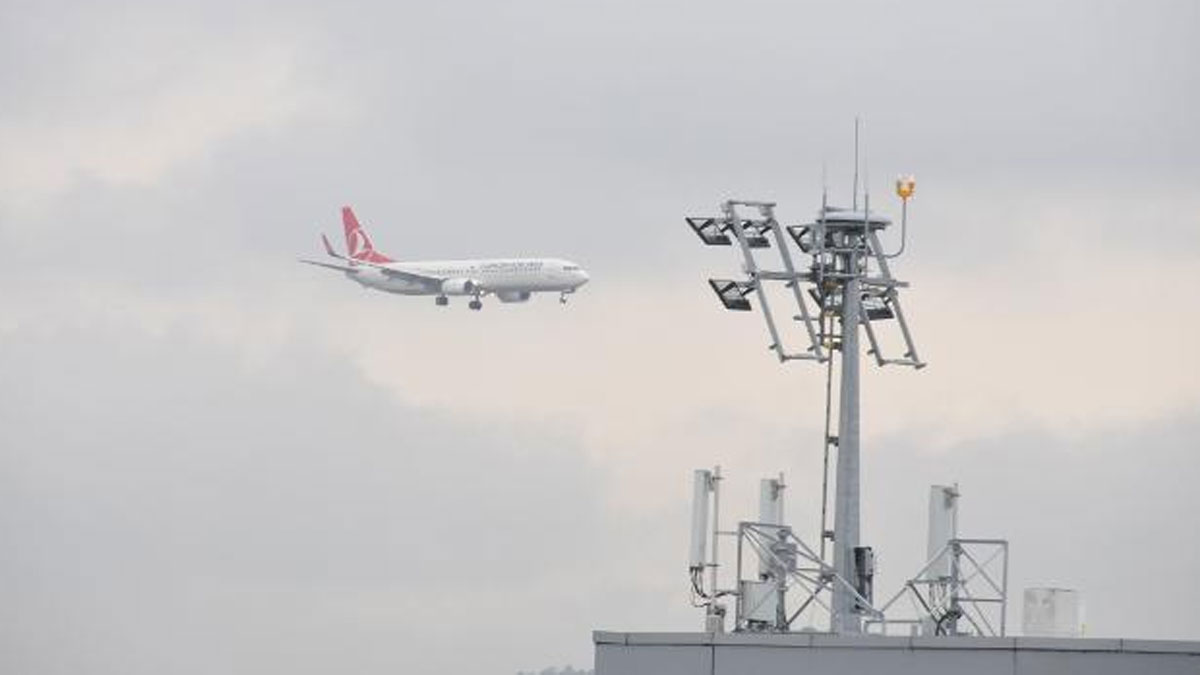 İstanbul Havalimanı'nda uçuşlara 'CB' bulutu engeli: Uçaklar havada tur attı