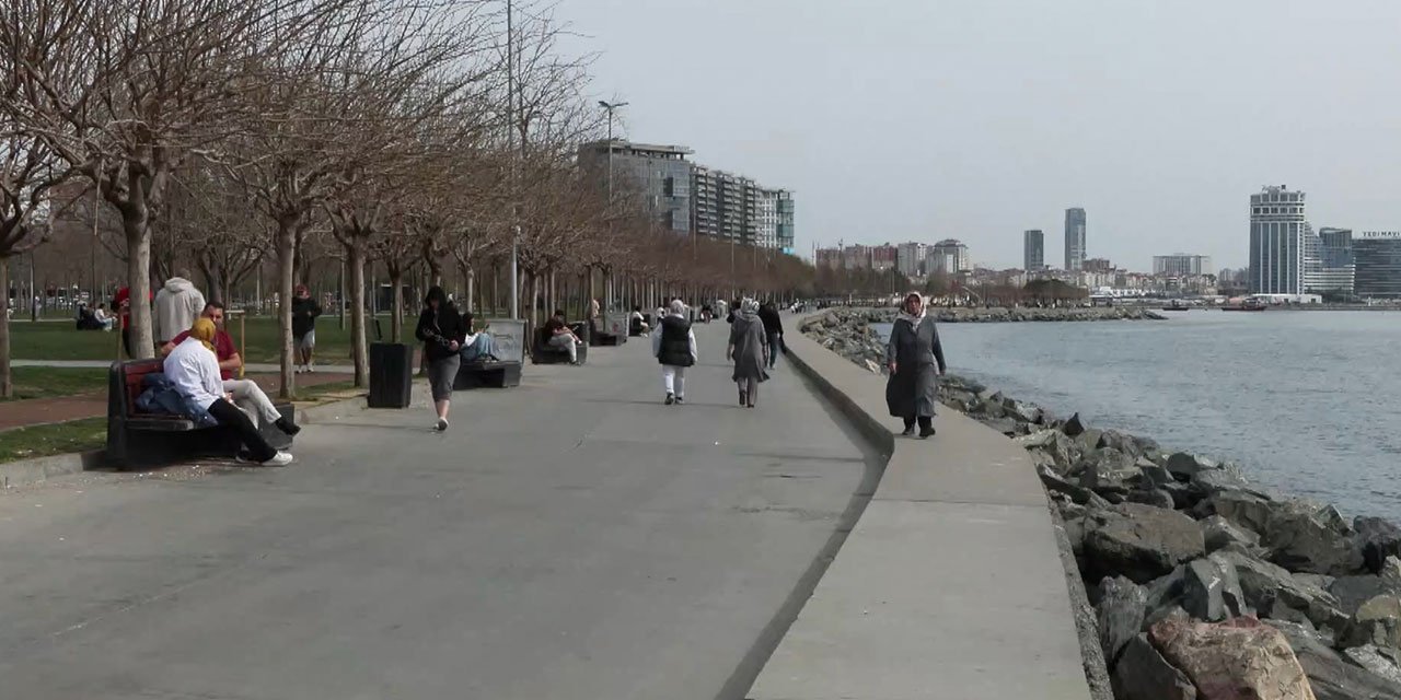 Sıcak havayı fırsat bilen İstanbullular sahillere akın etti