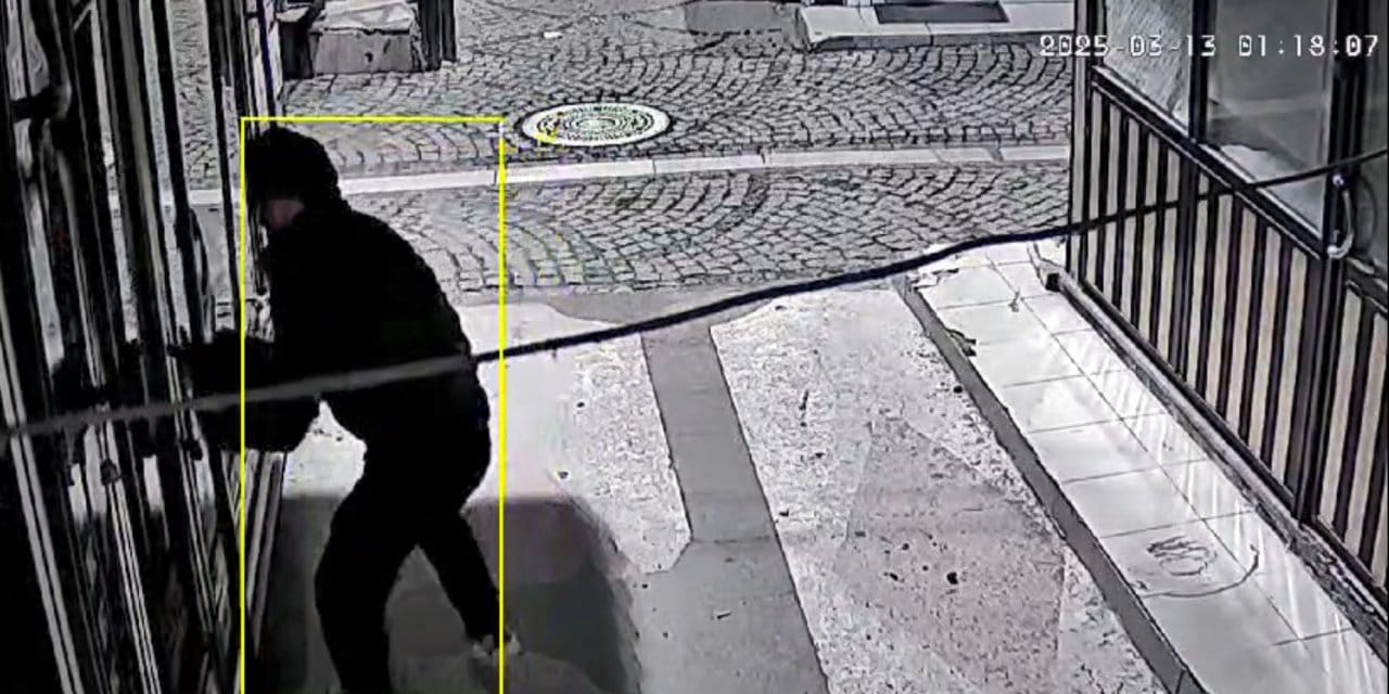 Beton kalıpla telefoncu soydu