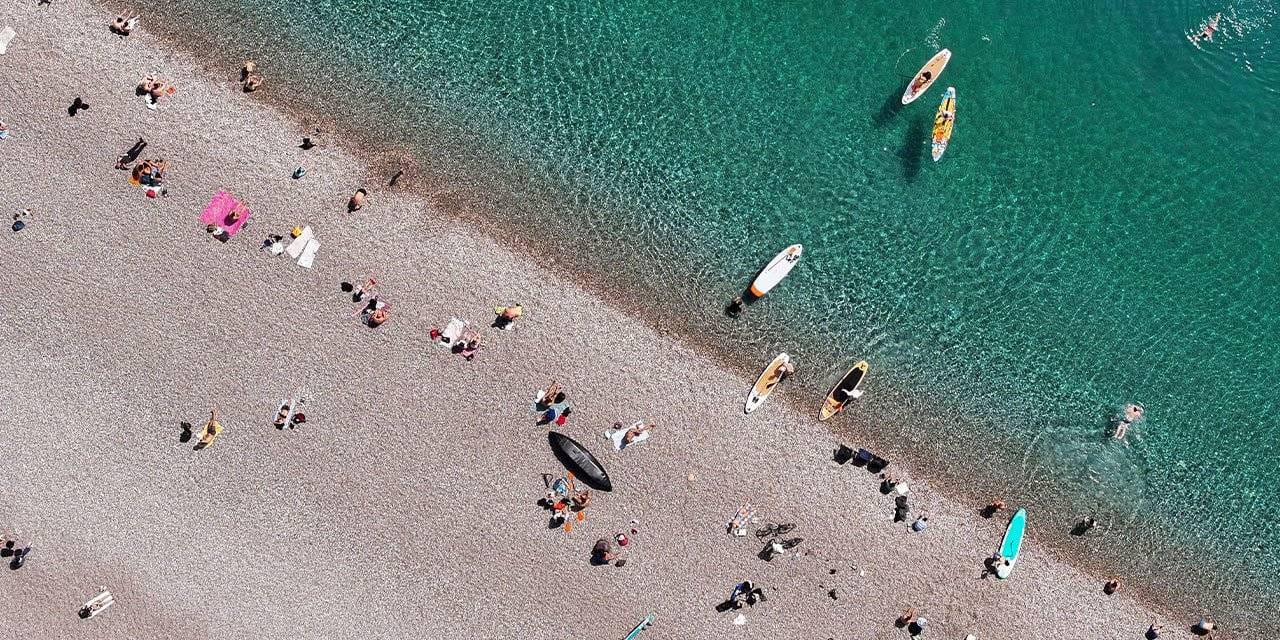 Güneşli havayı fırsat bilenler sahillerde yoğunluk oluşturdu