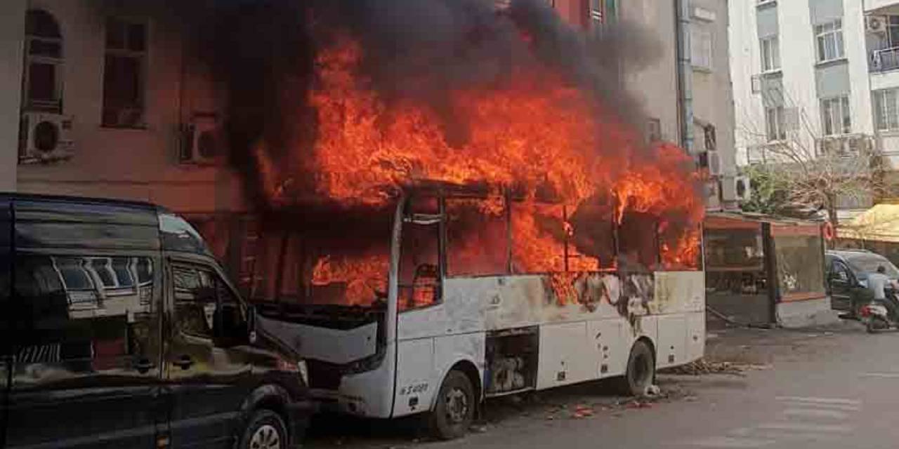 Antalya'da çocukların yaktığı iddia edilen otobüs kül oldu