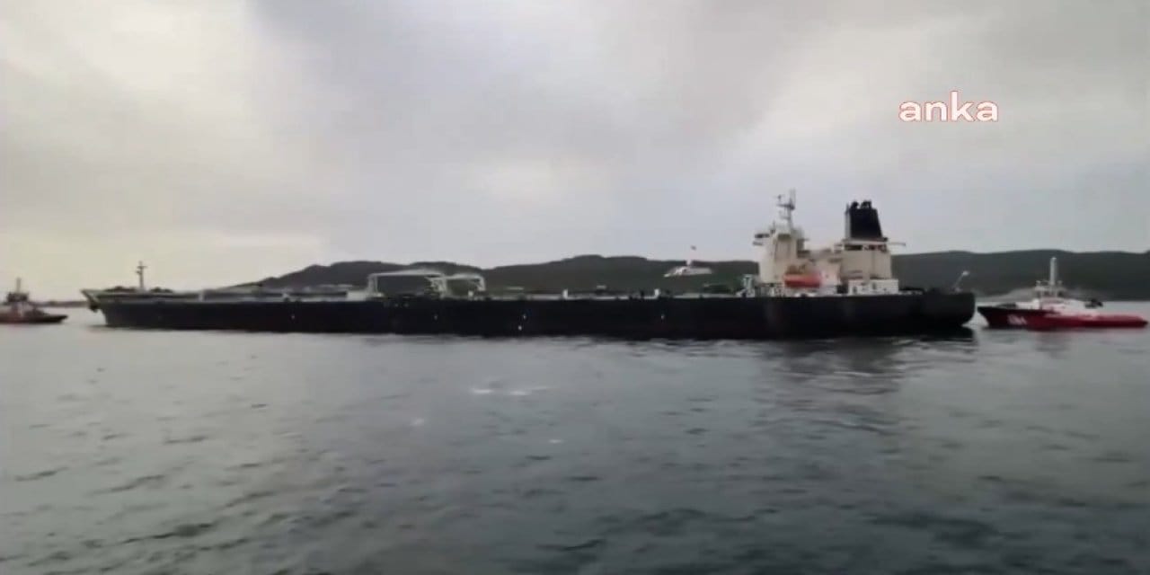 140 bin ton petrol taşıyan tanker boğazda arızalandı