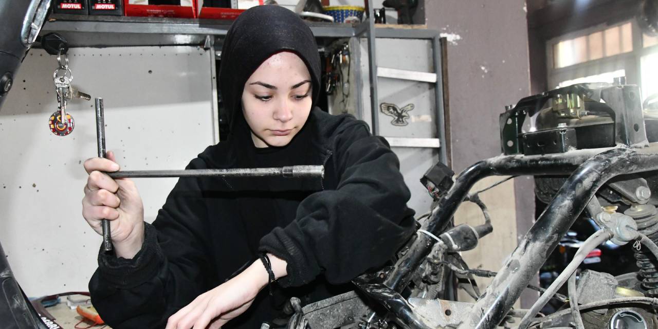 16 yaşındaki Melisa kuaforü bırakıp tamirci oldu: 'Yapamazsın, edemezsin' dedi
