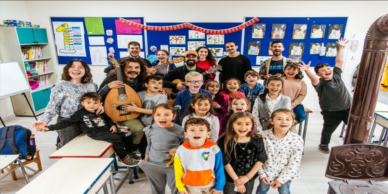 Köy köy gezip çocukların hayallerinin kapısını aralıyorlar: Hiç konsere gitmemiş çocuklar şimdi sahne hayalleri kuruyor!