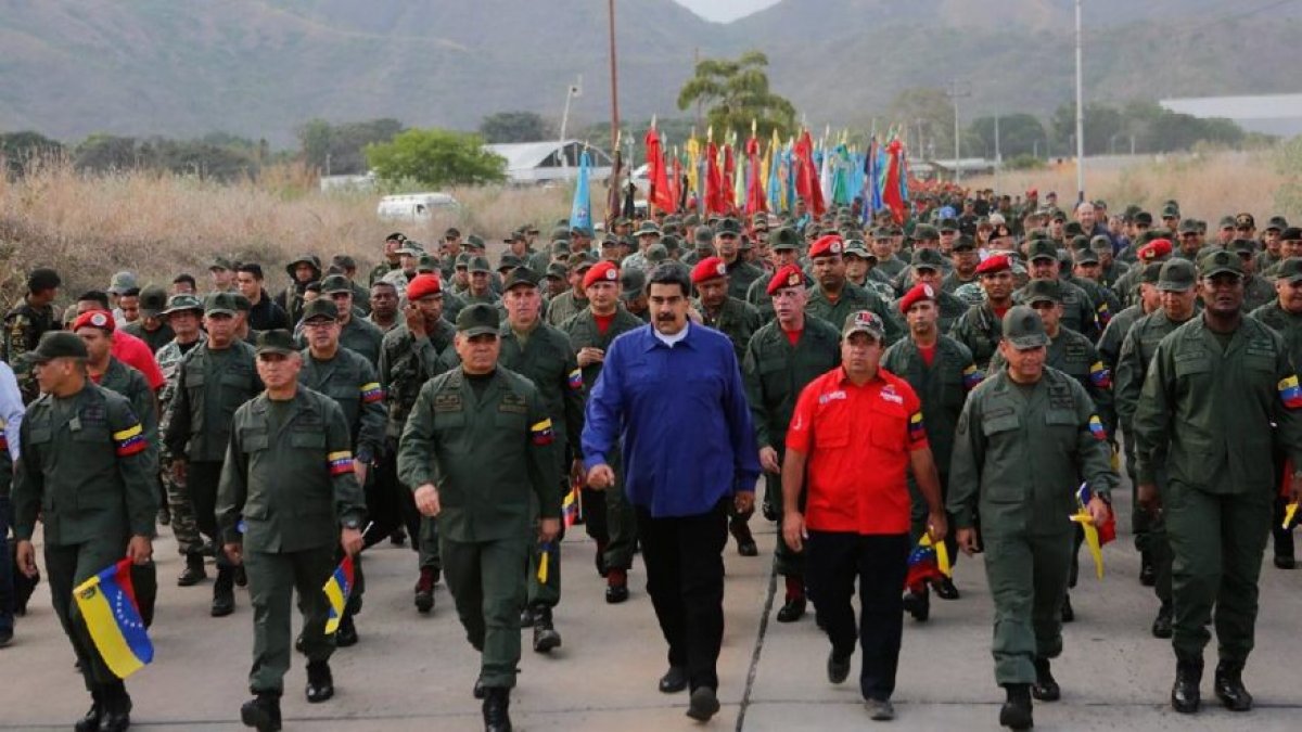 Maduro'dan askeri kışlada gövde gösterisi