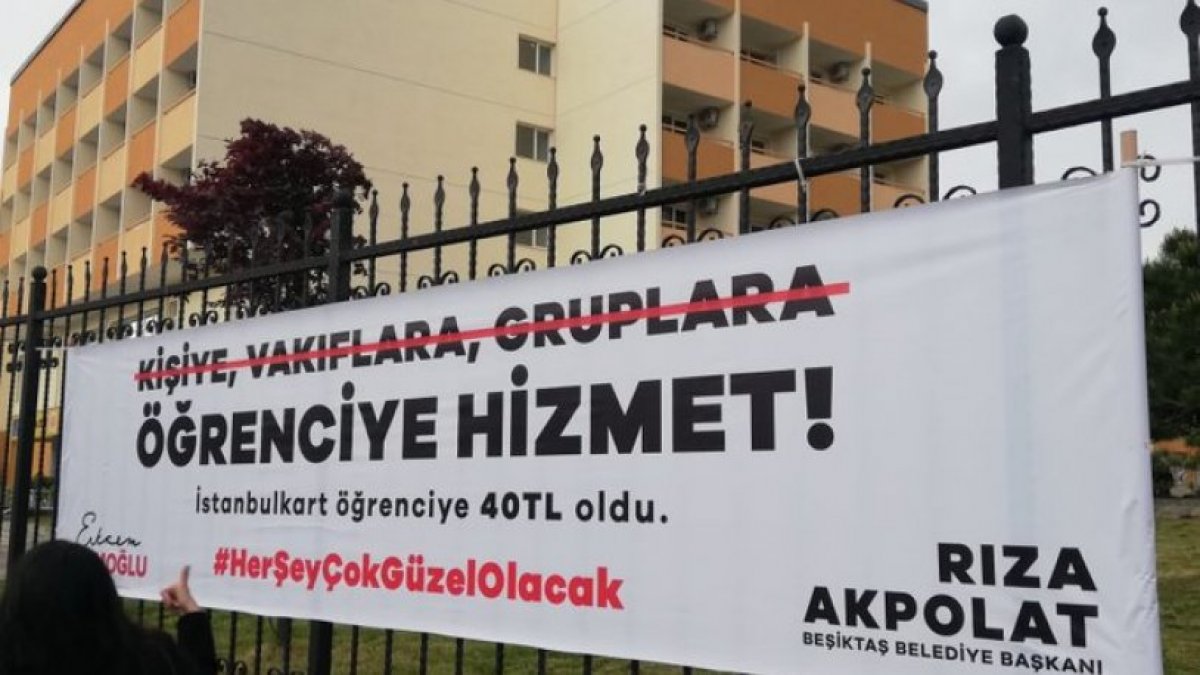Beşiktaş'ta 'Vakıflara, gruplara değil öğrenciye hizmet' pankartları