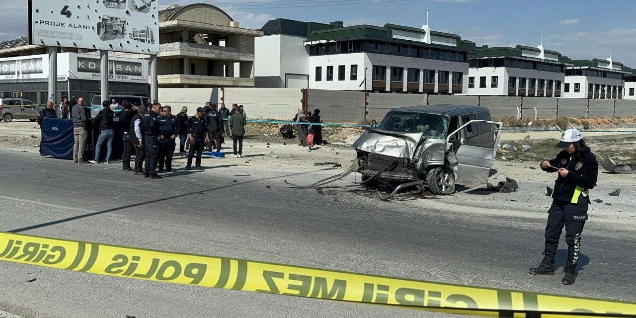 TIR kazasında minibüs içindeki 1 kişi öldü 5 kişi yaralandı