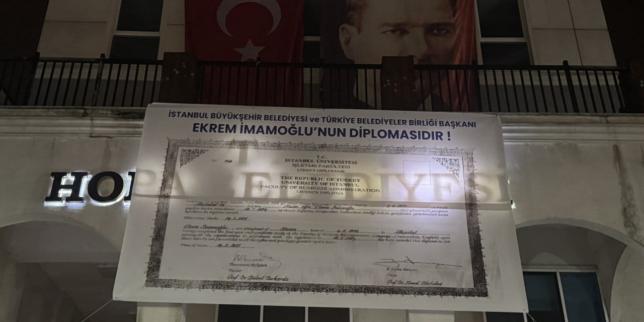 Belediye binasına İmamoğlu'nun diploması asıldı