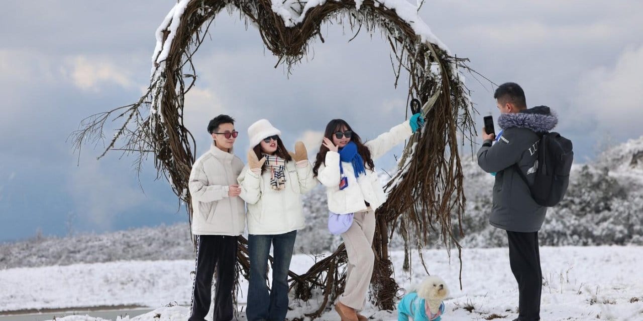 İnsanlar dağ köyüne kış cennetini görmek için akın etti ve sonra “şok”! Bu beyazlık kar değil ama!