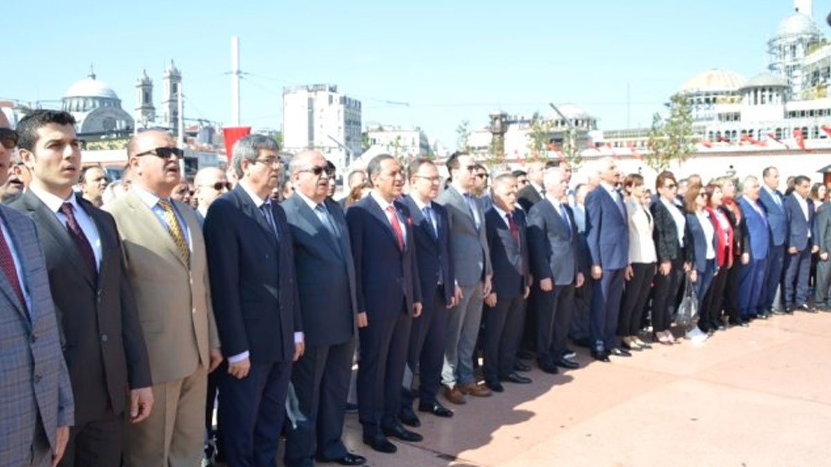 Taksim'deki Cumhuriyet Anıtı'nda 19 Mayıs töreni