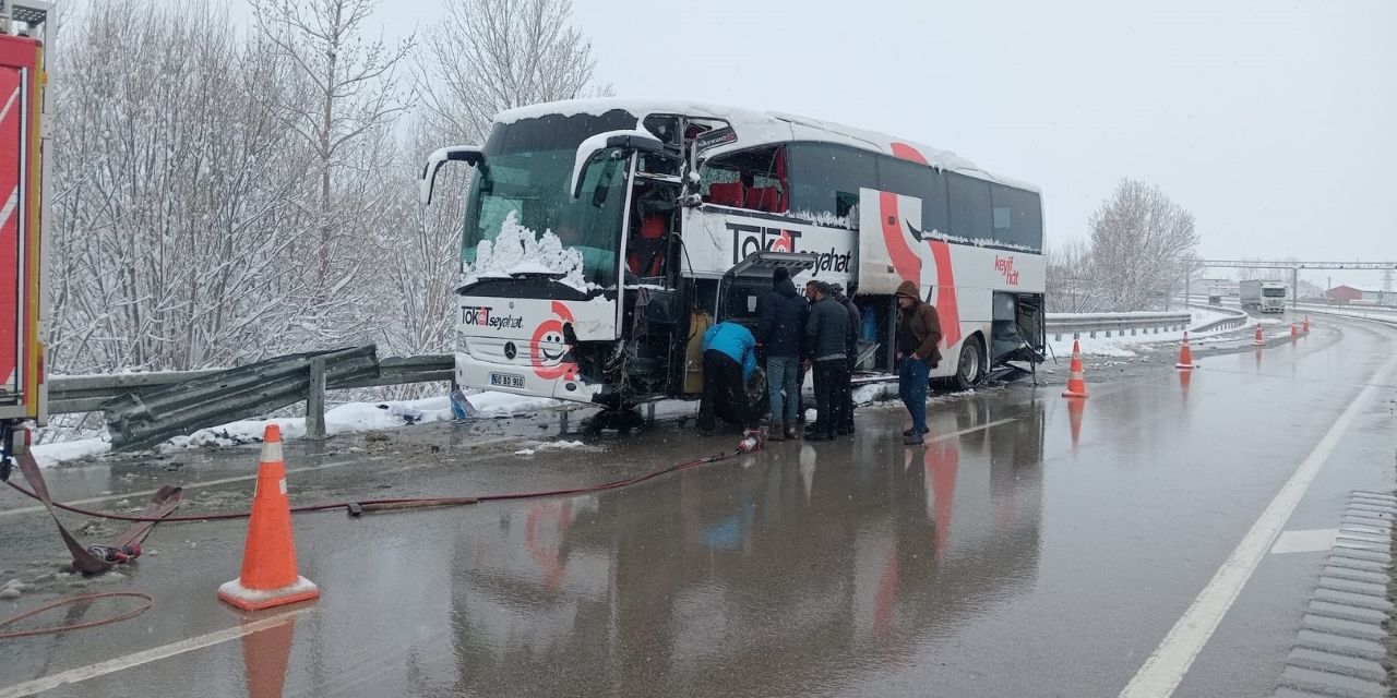 İki yolcu otobüsü çarpıştı: 6 kişi yaralandı