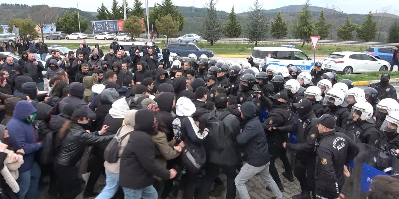 Kocaeli Üniversitesi'nde İmamoğlu protestosuna polis müdahalesi: Gözaltılar var