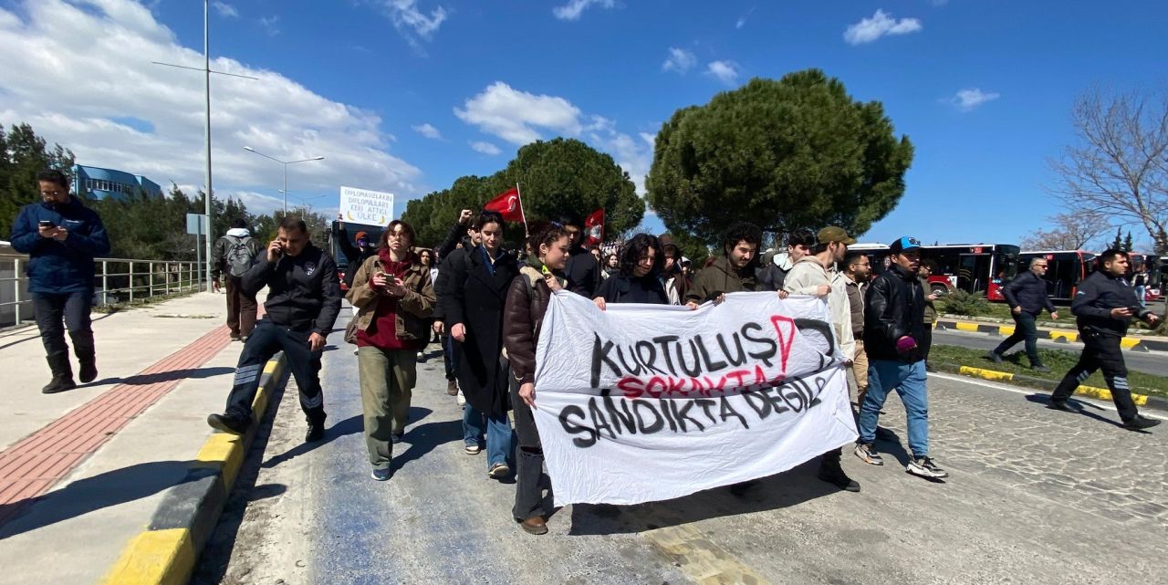 İmamoğlu eylemleri 3. gününde: İzmir'de öğrencilere polis müdahalesi
