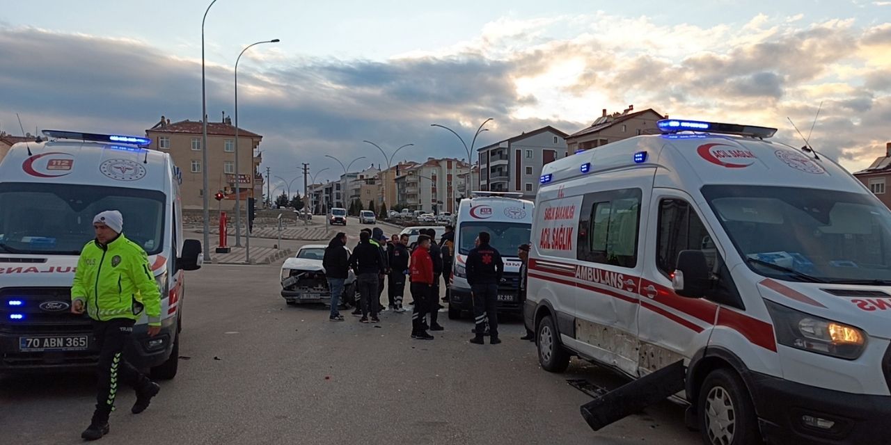 Ambulans ile otomobil çarpıştı: Yaralılar var