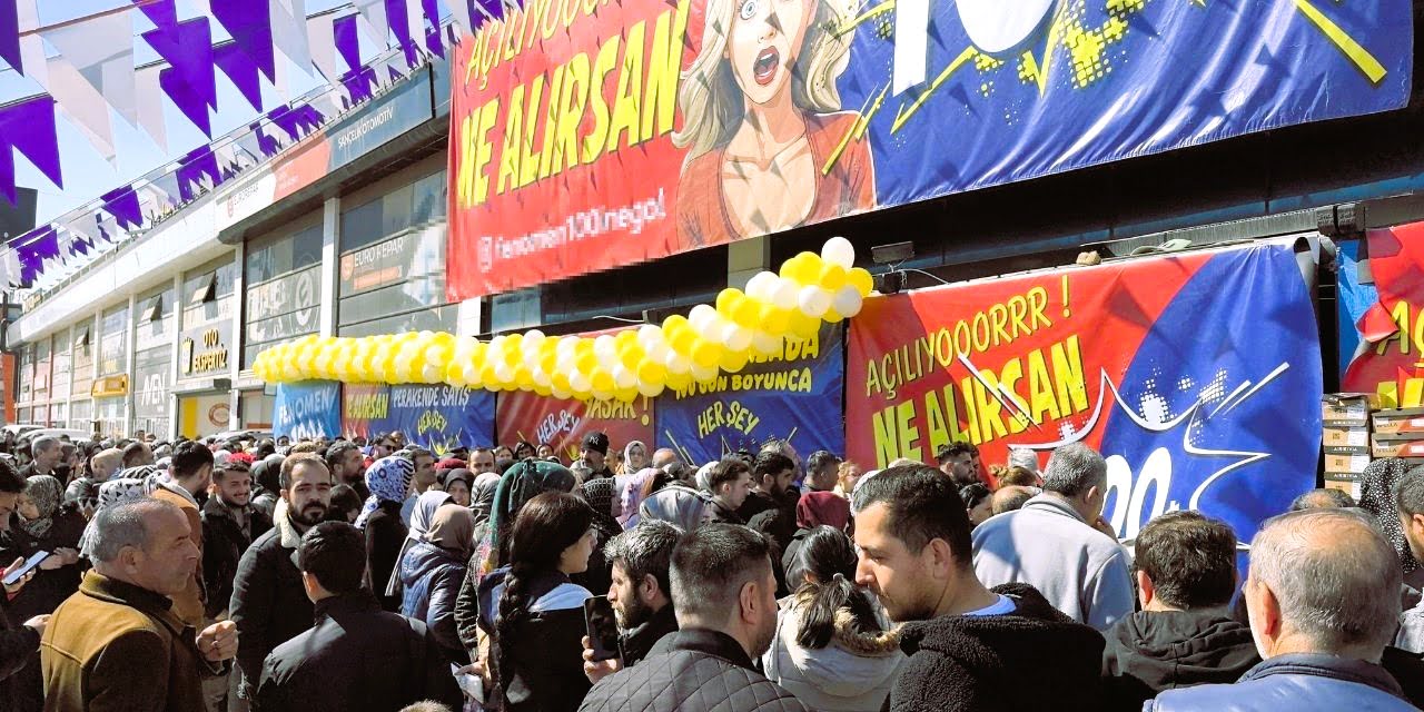 Mağaza açılışında izdiham yaşandı