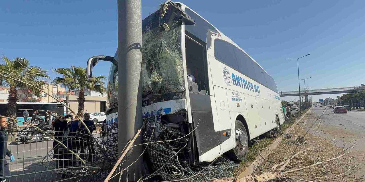 Direksiyonu kilitlenen yolcu otobüsü direğe çarptı: Şoför yaralandı