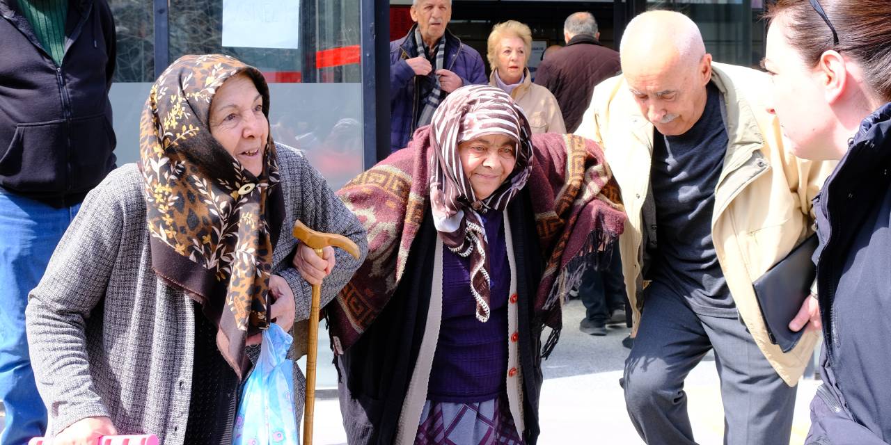 93 yaşındaki vatandaş bastonuyla oy kullandı: Her şey Türkiye Cumhuriyeti için!