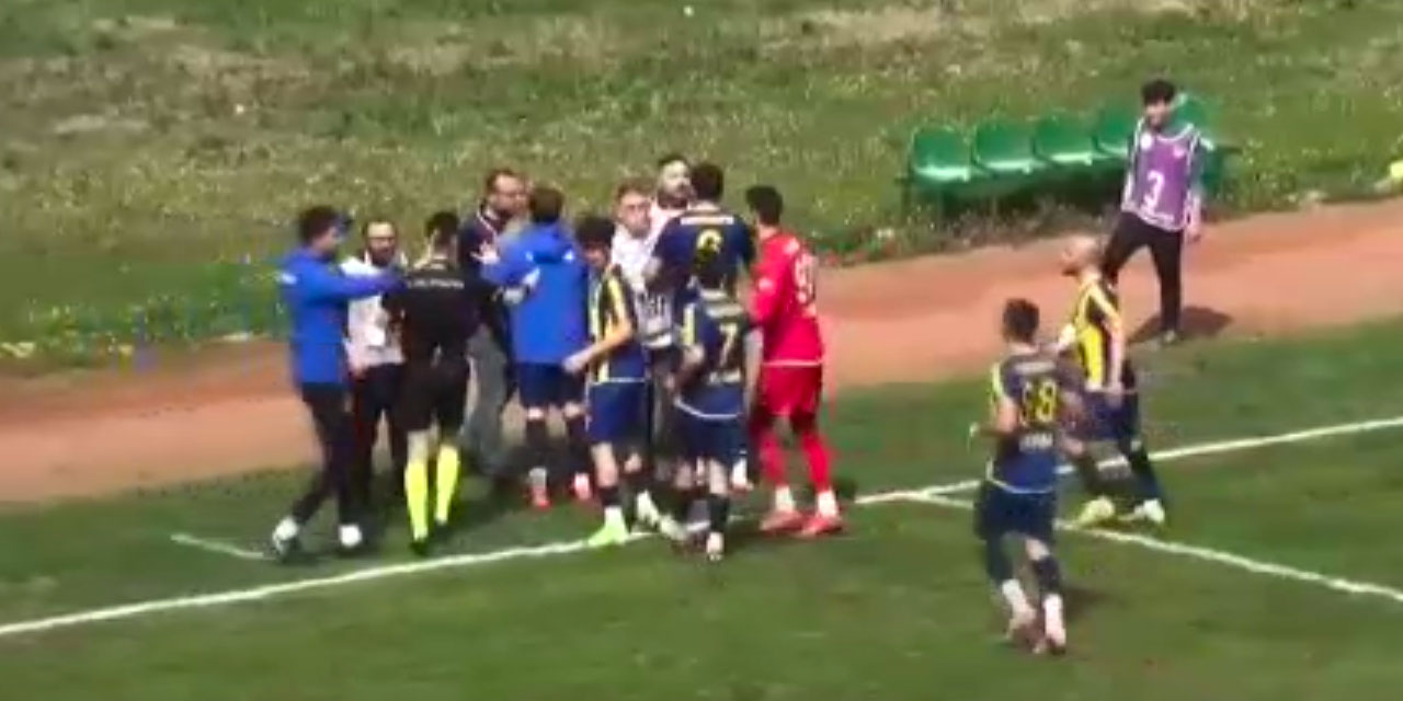 Futbolcular Kocaeli'de maçı bırakıp gazetecilere saldırdı