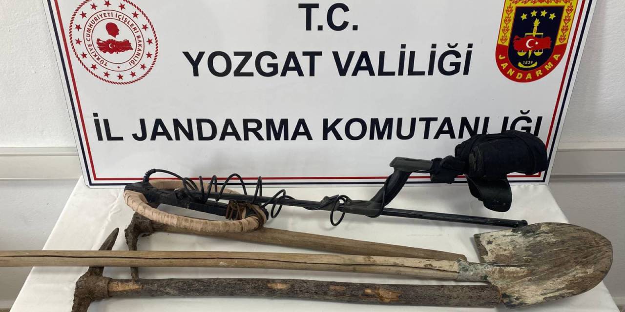 Kaçak kazı yaparken baltayı taşa vurdular