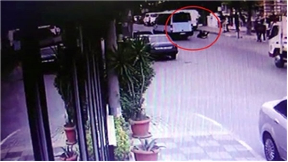 Maltepe'de dehşet! Genç kız kapısı açık minibüsten yola düştü