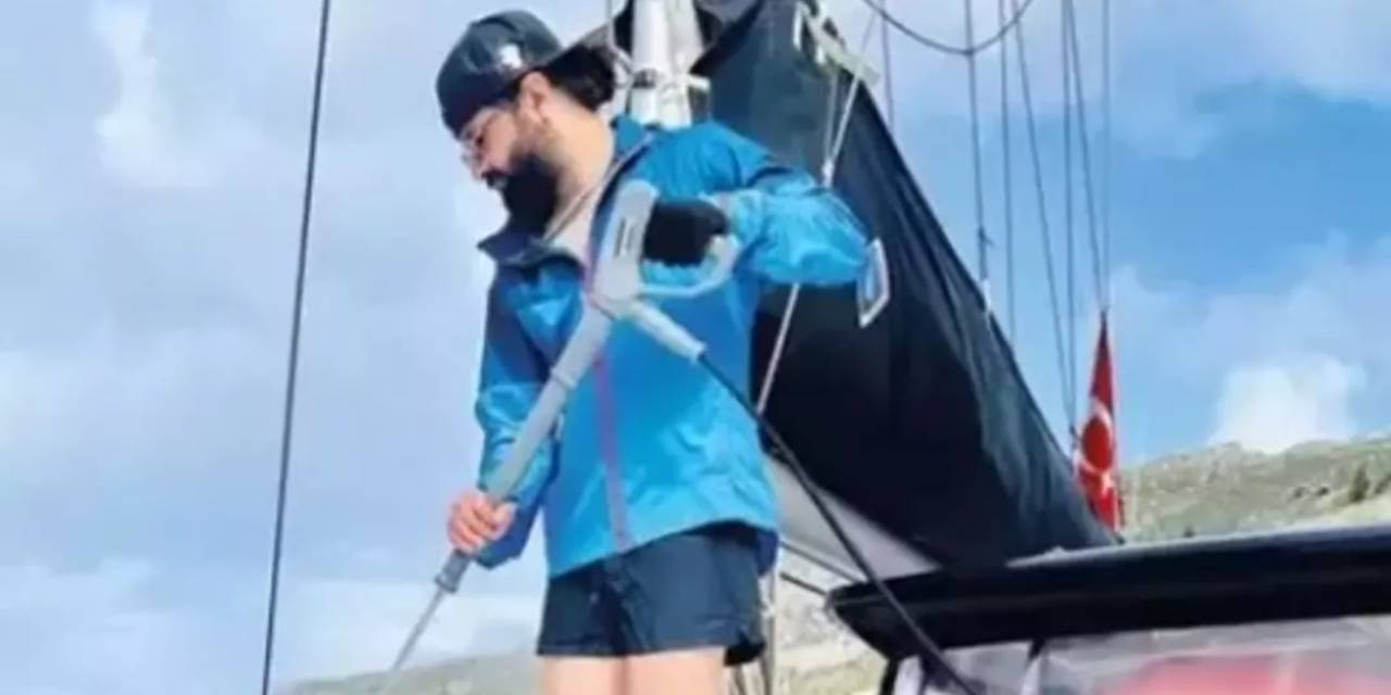 Koray Avcı tası tarağı toplayıp katamarana taşındı