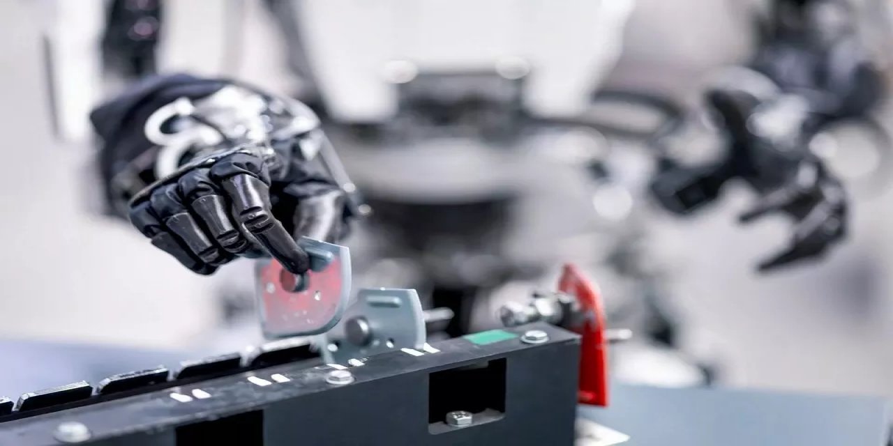 Gelecek geldi: Mercedes-Benz fabrikasında insansı robotlar mesaiye başladı
