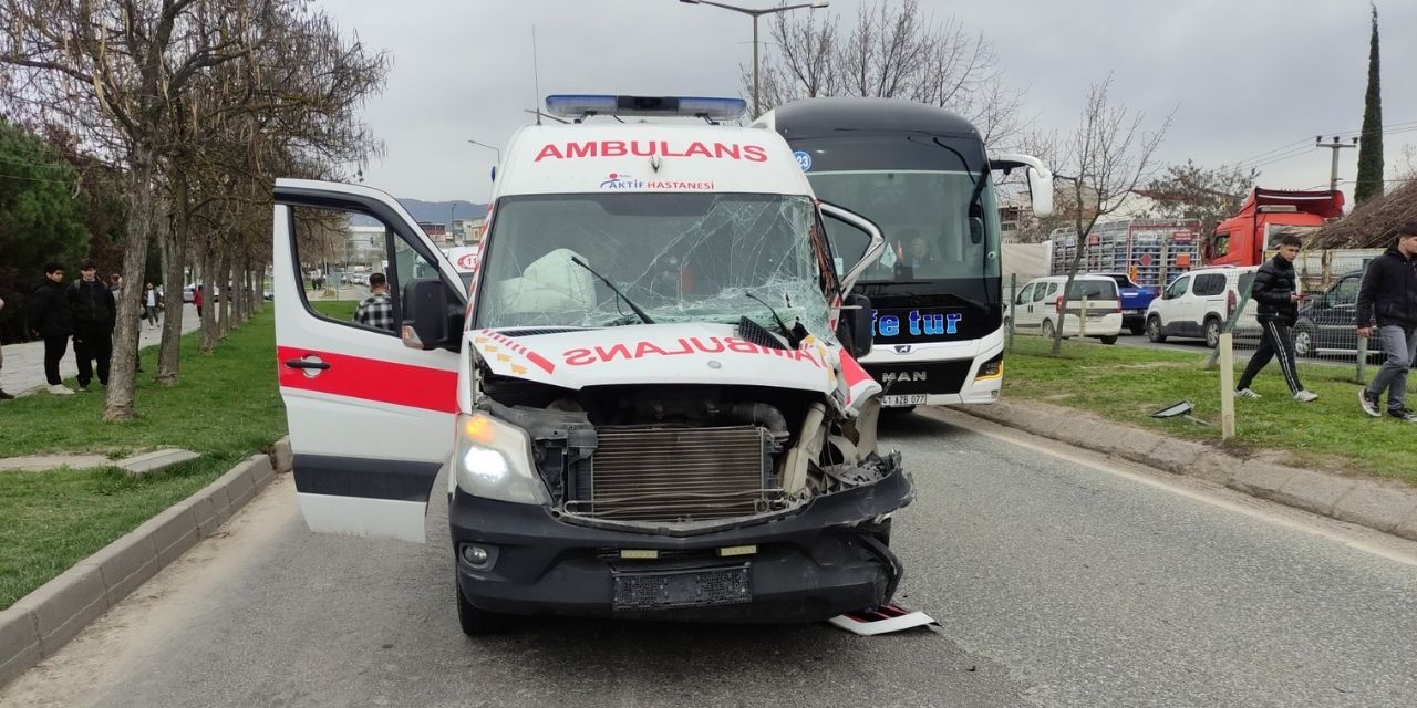 Hasta taşıyan ambulans kazaya karıştı: 2 sağlık çalışanı yaralandı