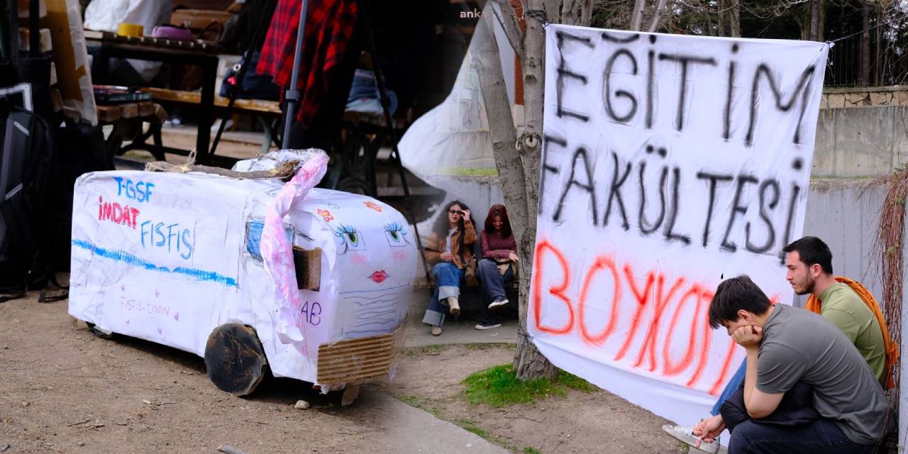 Üniversite öğrencilerinden el yapımı TOMA ile boykot