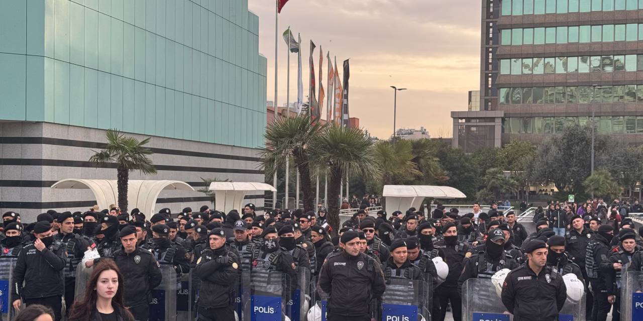 CHP'den Cevahir AVM önündeki öğrencilere hukuki destek