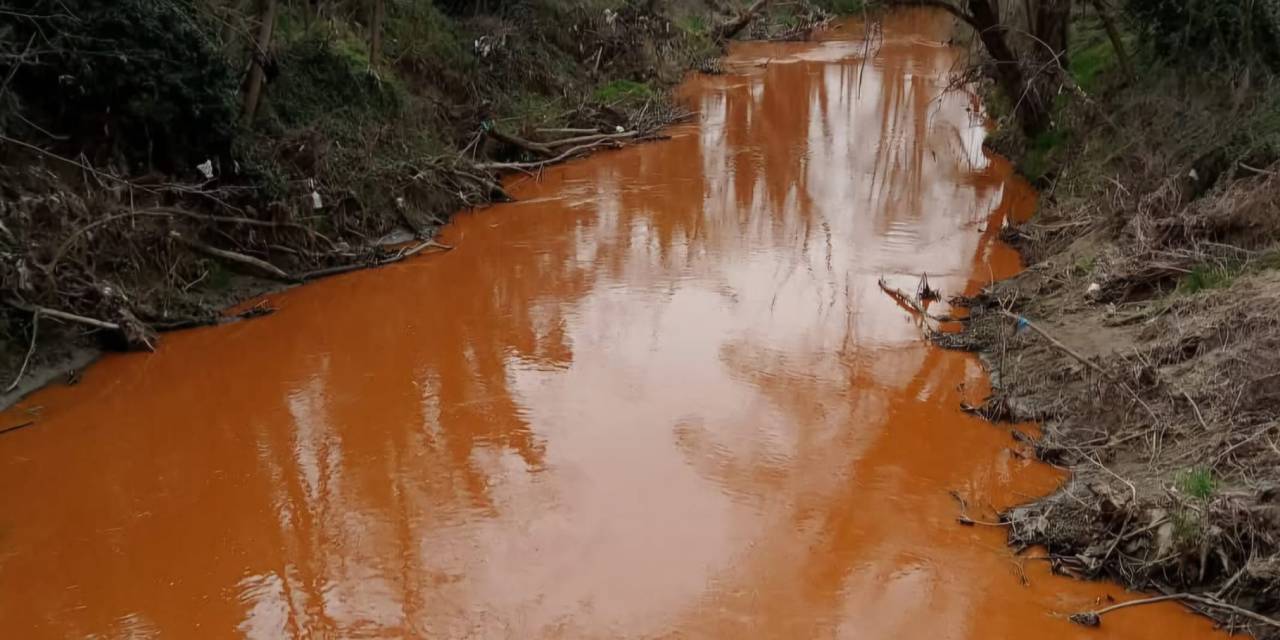 O görüntüler korkuttu: Derenin rengi kırmızıya döndü